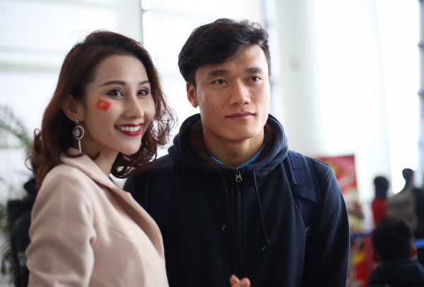Hoa hậu Mỹ Linh ngồi cùng chuyến bay với tuyển U23 về Việt Nam Hoa hậu Mỹ Linh ngồi cùng chuyến bay với tuyển U23 về Việt Nam